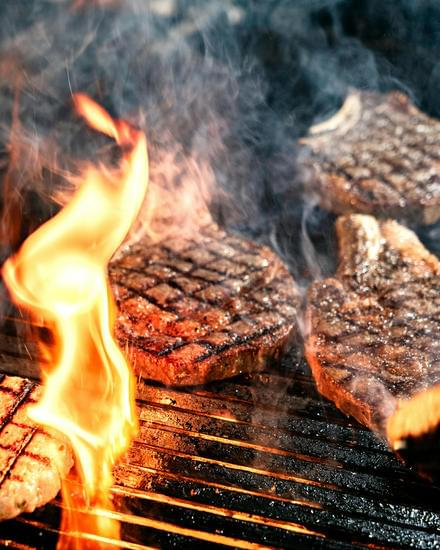 Carne dourada na grelha sobre a brasa